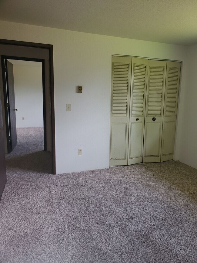 Building Photo - 2 bed 1 bath Duplex