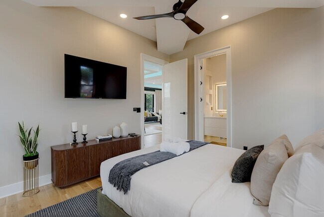Building Photo - 2111 Cahal Ave