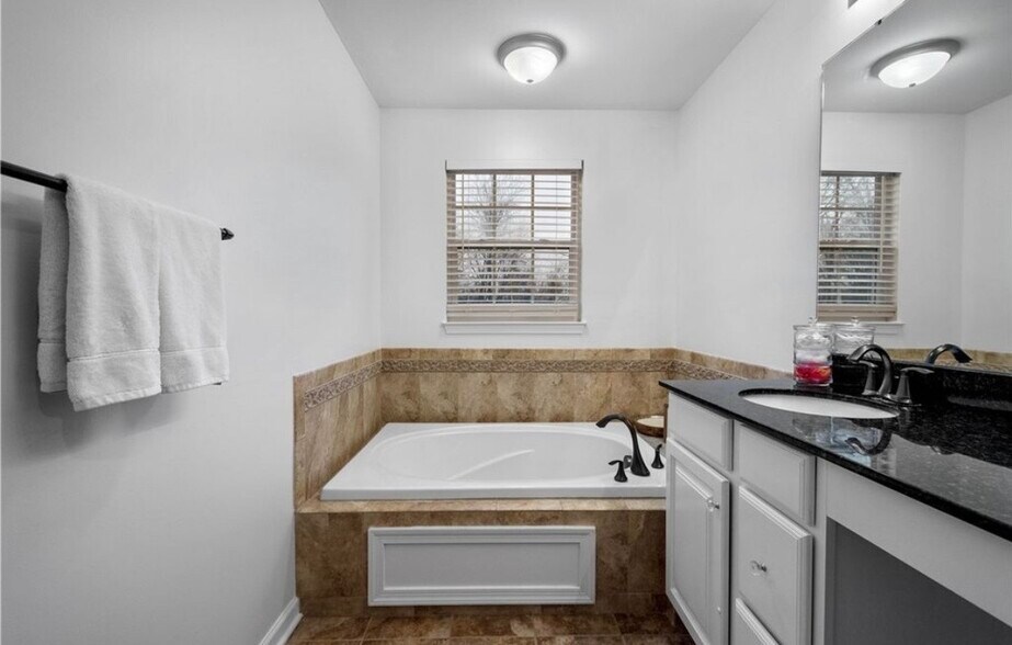 Building Photo - 294 Maple Ridge Dr