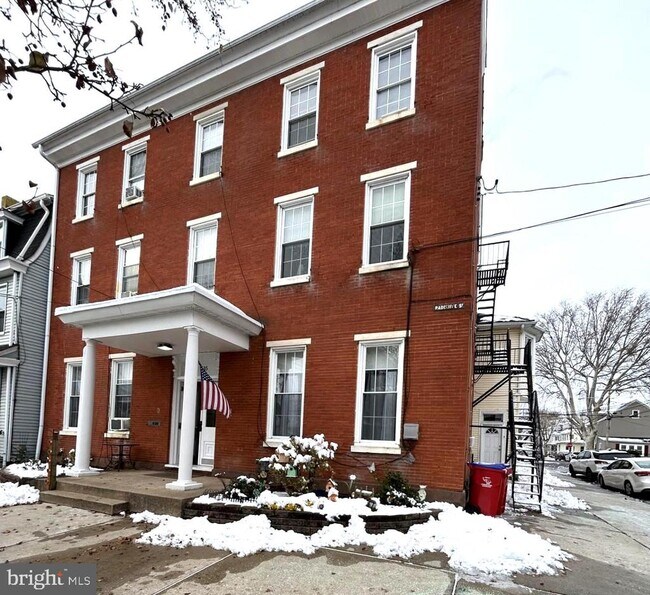 Building Photo - 435 Radcliffe St