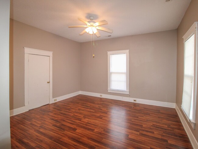 Building Photo - Move in Ready! Close to downtown Athens!