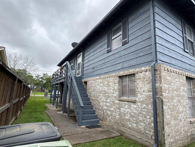 Building Photo - 9035 Hollock St