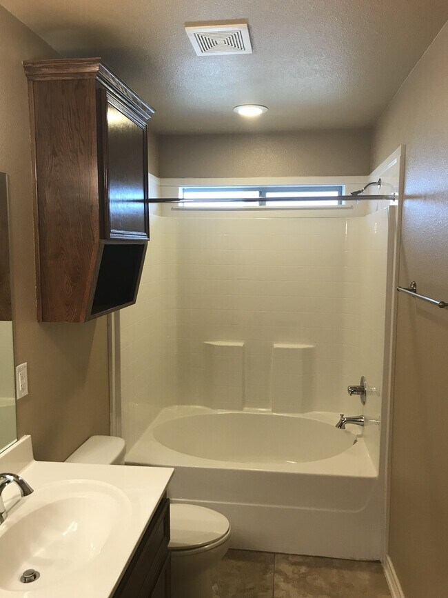 Building Photo - Beautiful 3 Bedroom, 2 Bath Duplex Near Cl...