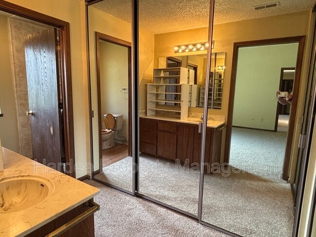Building Photo - 9903 W Westview Dr