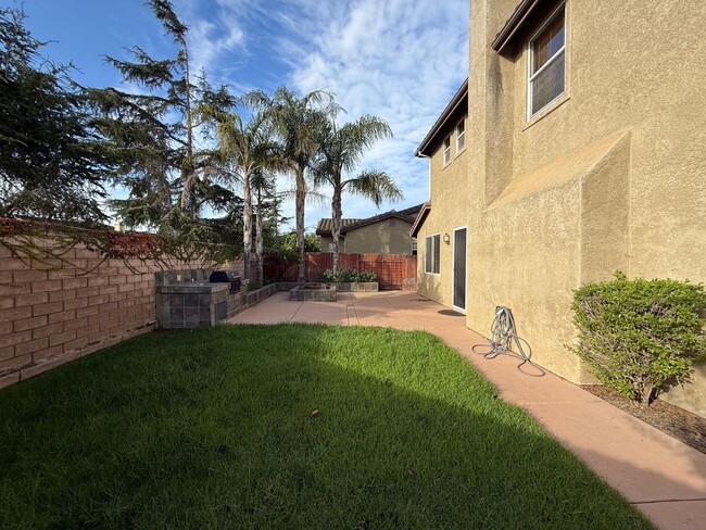 Building Photo - Beautiful Large Two Story Home is Centrall...