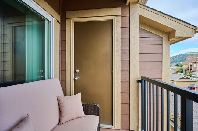 Building Photo - "Charming 2-Bed, 2-Bath Condo Retreat in Littleton - 870 Sq Ft of Cozy Elegance!"