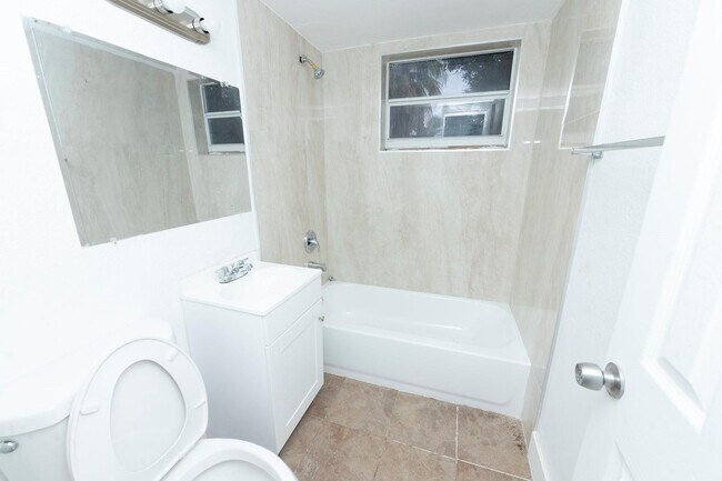 Building Photo - 205 NW 33rd Ave