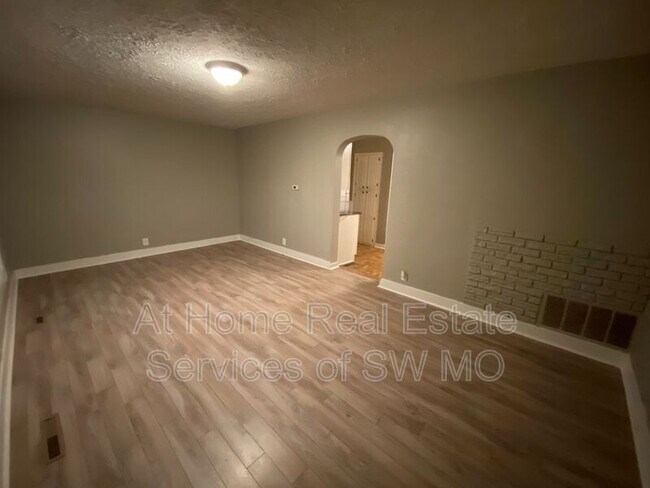Building Photo - 2139 N Benton Ave