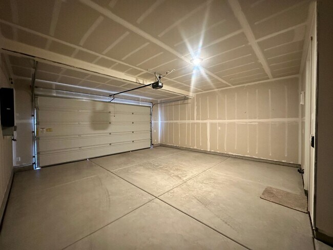Building Photo - Newly built DR HORTON home coming soon!!