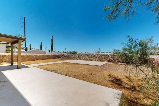 Building Photo - Two story 3 bedroom 2.5 bath in Santa Tere...