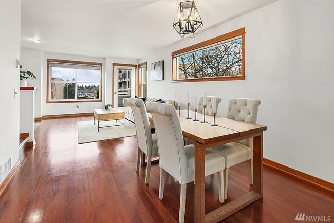 Building Photo - 3 bedroom / 2.5 bathroom townhome in West Seattle's Highland Park.