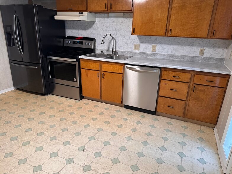 Building Photo - 150 Charles St