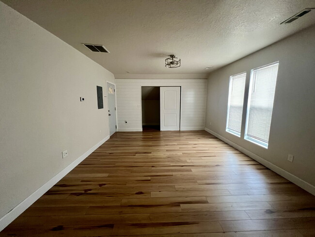 Building Photo - Updated One Bedroom Ready!