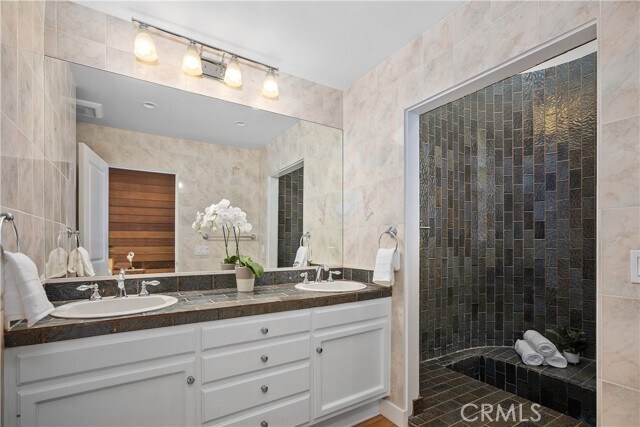 Building Photo - 390 St Ann's Dr