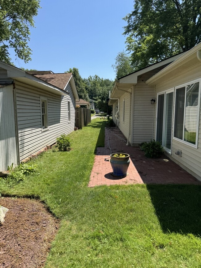Building Photo - 23900 Hedgewood Ave