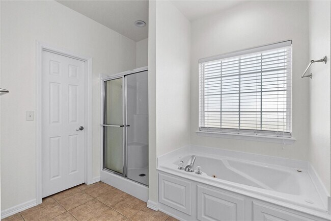 Building Photo - 421 Kate Dr