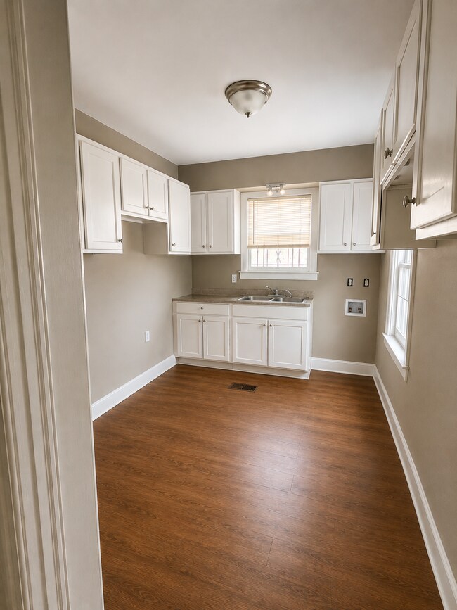 Building Photo - 605 E McKellar Ave
