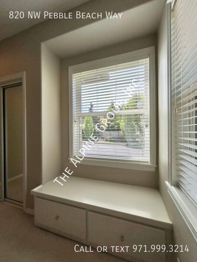 Building Photo - 820 NW Pebble Beach Way