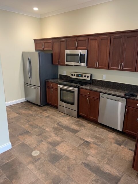 Building Photo - 400 Spencer St