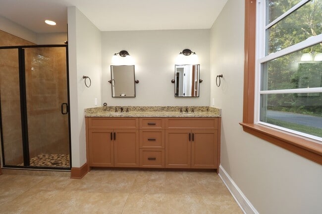 Building Photo - Updated 3 bedroom 2.5 bath home in Sherwood Forest