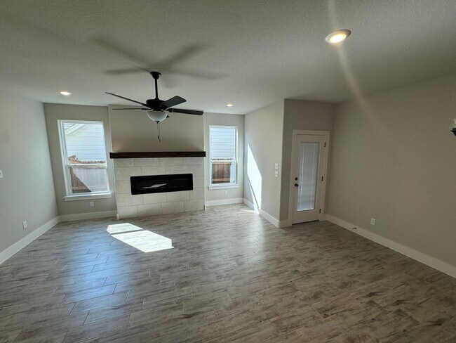 Building Photo - 3/2/2 - FIREPLACE - MUDROOM - GODLEY ISD