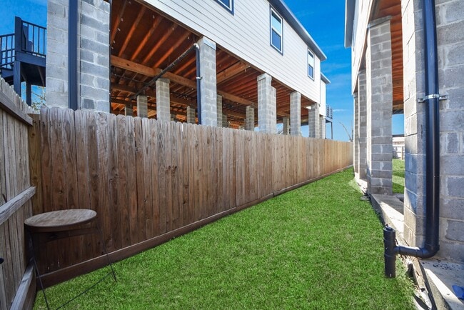 Building Photo - 618 Maple Way