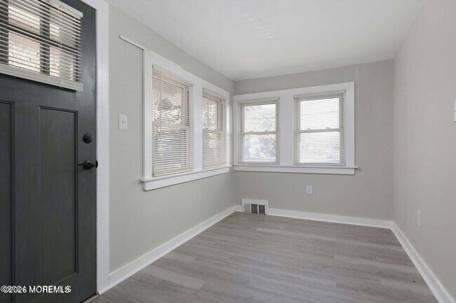 Building Photo - 1423 Holmes Ave