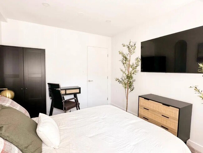 Building Photo - Furnished room/NOT APARTMENT