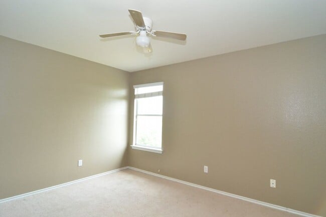Building Photo - 3 bed/2.5 bath with granite countertops an...