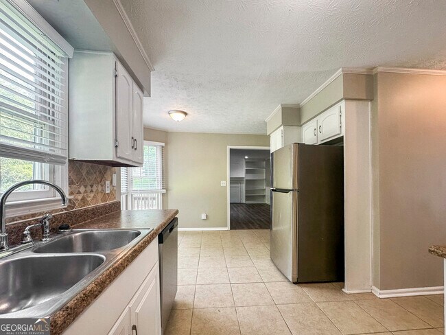 Building Photo - 561 Chatham Trail