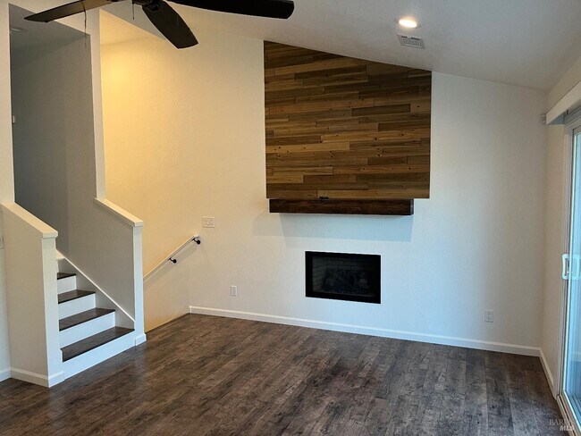 Building Photo - 329 E T St