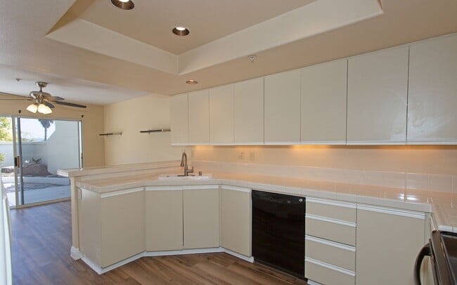 Building Photo - Gorgeous Townhome in Laguna Del Mar Community!