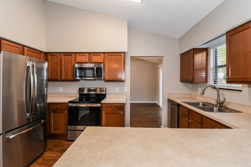 Building Photo - 1384 Rose Hill Dr E