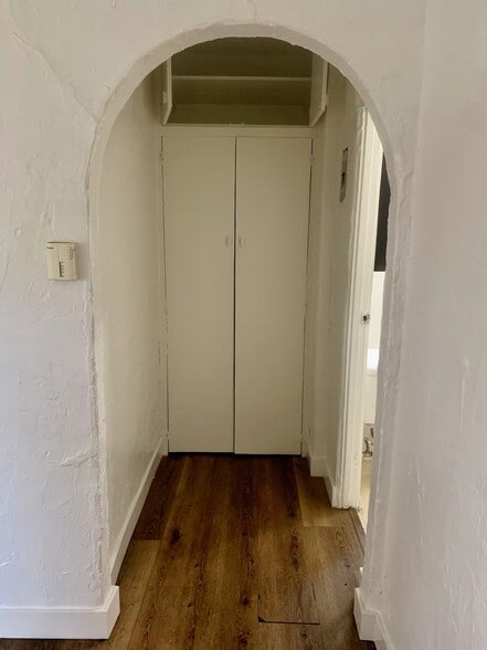 Building Photo - 806 N Poinsettia Pl