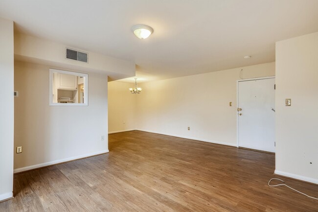 Building Photo - 7611 Maple Ave