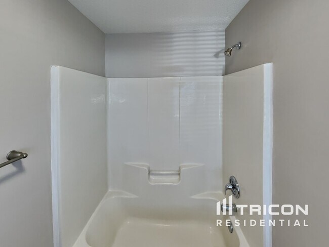 Building Photo - 242 Julian Pond Ln