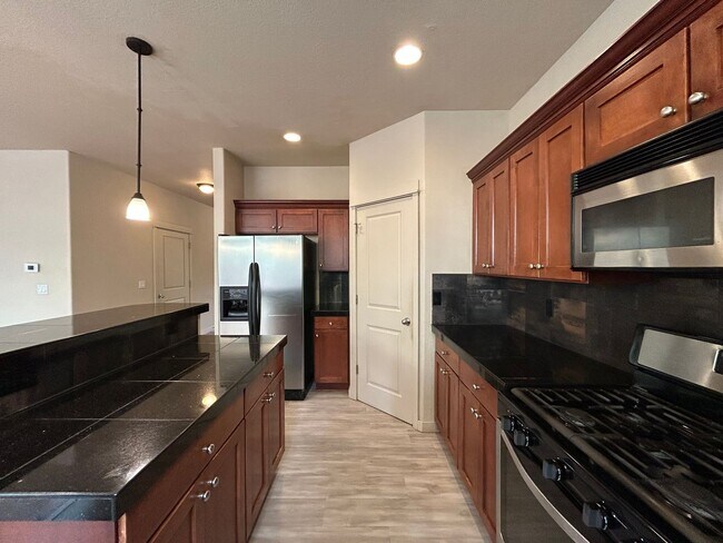 Building Photo - Spacious 4 Bed, 2.5 Bath Home!