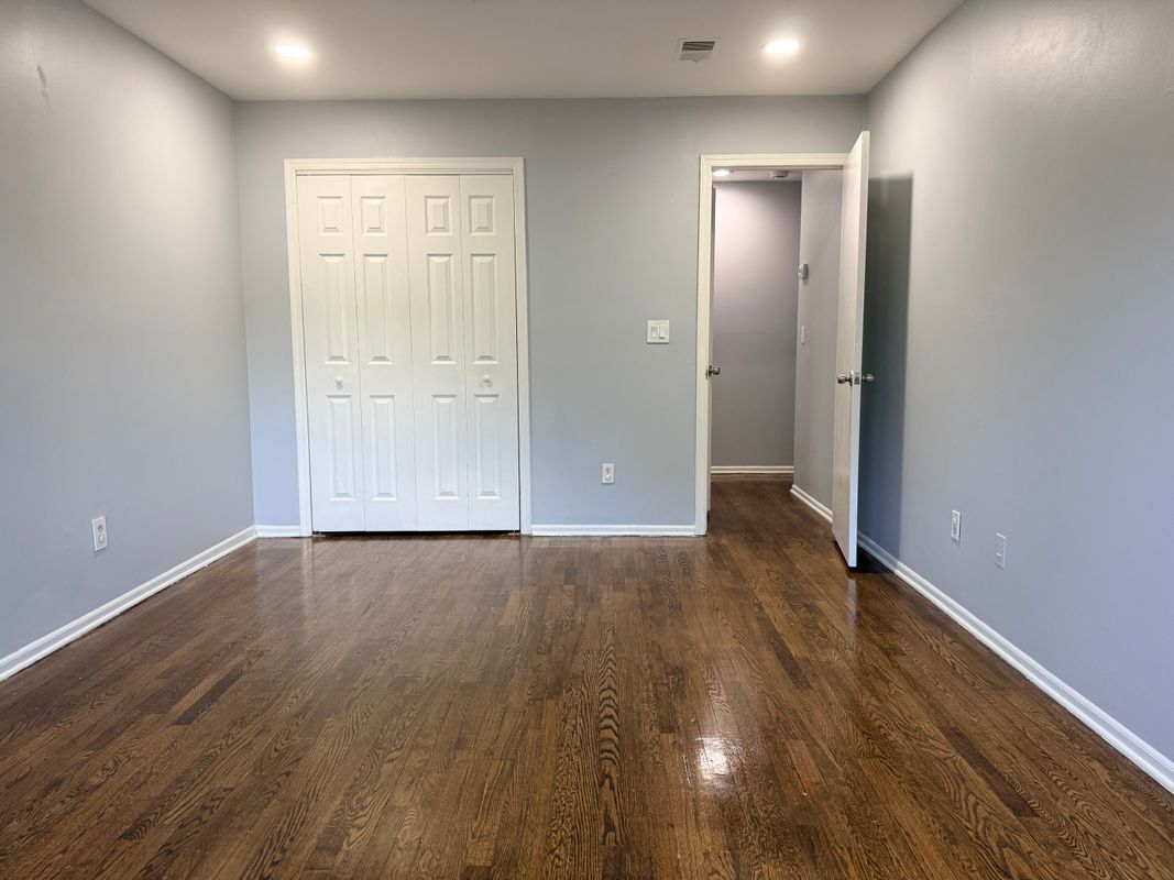 Building Photo - 128 College Dr