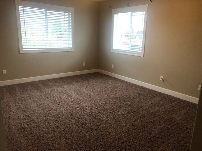 Building Photo - Newer 3 bedrooms 2.5 bathroom townhouse! MOVE IN SPECIAL!