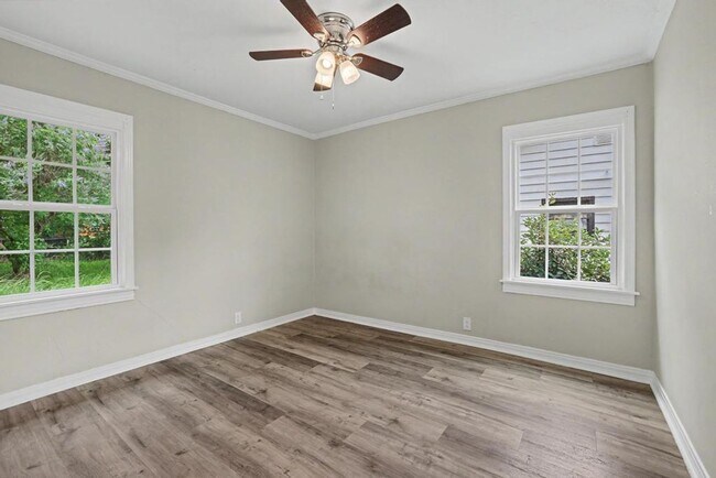Building Photo - Cute & Clean Home with Large Fenced Yard Pet Friendly!