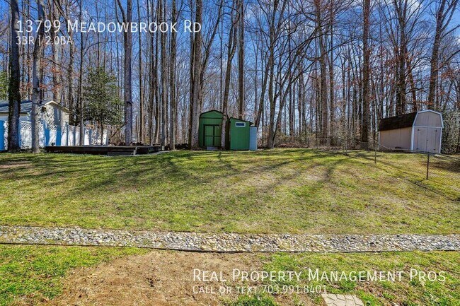 Building Photo - 3 Bed Single Family Home w/ Fenced in Back...
