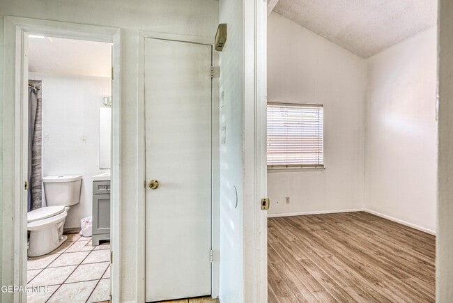 Building Photo - 630 White Cliffs Dr