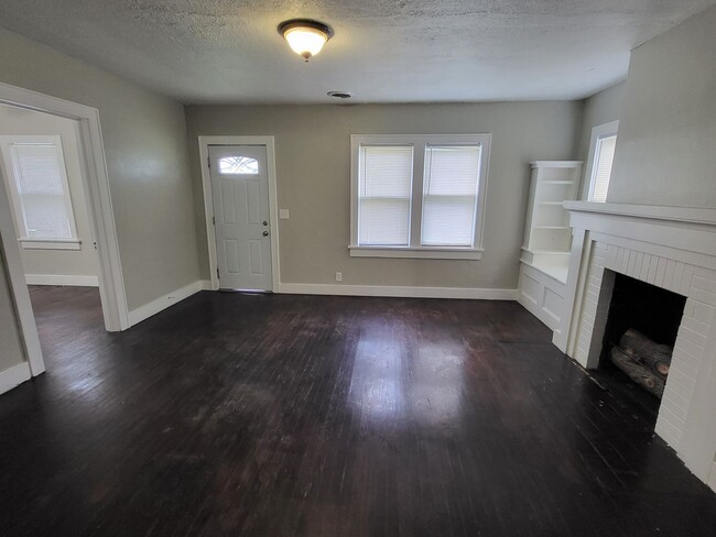 Building Photo - Cute 2 bedroom, 1 bathroom house located n...