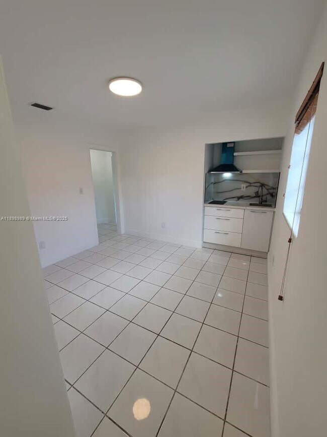 Building Photo - 1120 SW 96th Ave