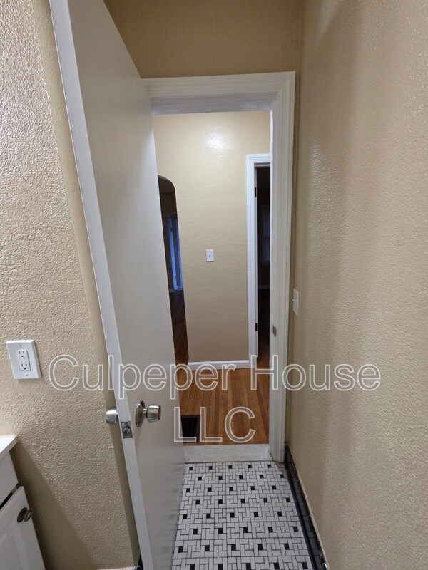 Building Photo - 2564 Berdan Ave
