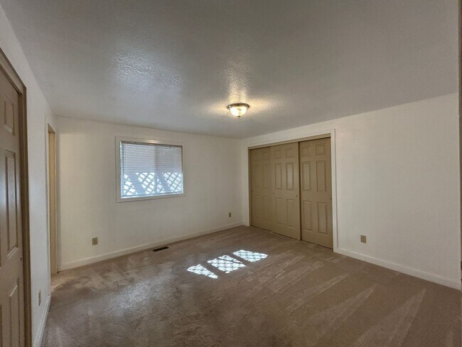 Building Photo - 4 Bedroom / 2 Bathroom Home in SW Redmond