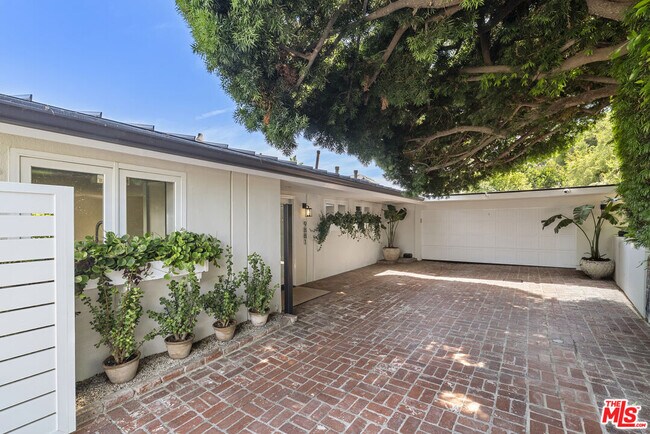 Building Photo - 9881 Beverly Grove Dr