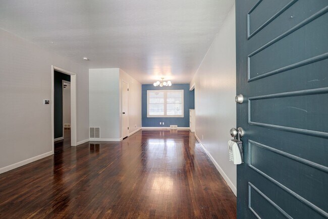 Building Photo - * * * $750 MOVE-IN SPECIAL!!! * * * Charmi...