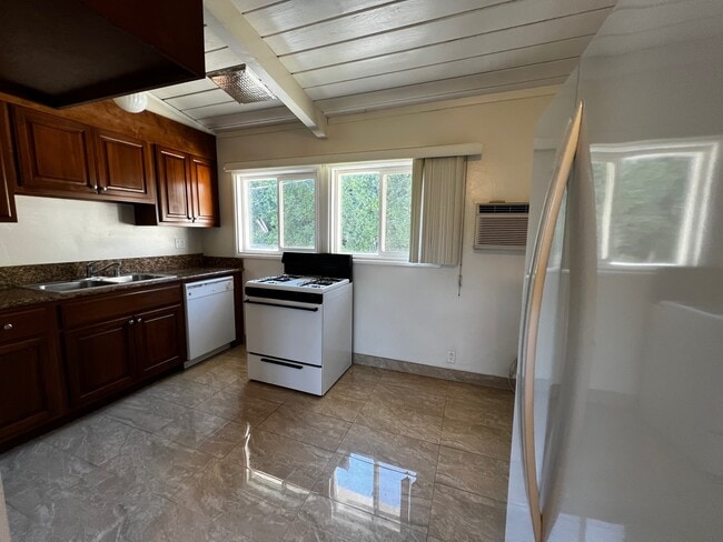 Kitchen - 243 1/2 S Church Ln