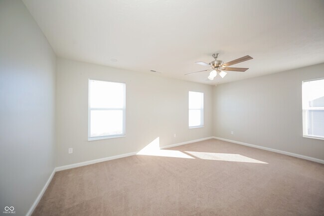 Building Photo - 890 Redwood Dr